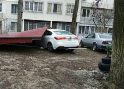 Сильный ветер сорвал крышу с дома на Рышкановке, она упала на припаркованный автомобиль