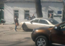 Автомобиль повалил светофор на пересечении улиц Тигина и Букурешть