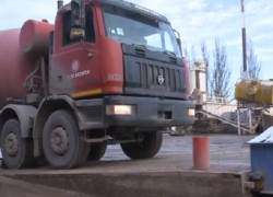 В Кишиневе водитель разлил жидкий бетон по улице