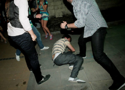 Ночной дебош устроили трое друзей в баре на Ботанике