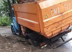 То яма, то канава - грузовой спецтранспорт провалился в Кишиневе на ровном месте