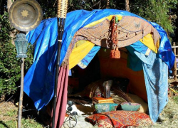 Пенсионер из Рыбницы под гипнозом купил у ромов набор дешёвой посуды за 1 000 долларов