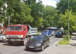 В Кишинёве пассажиры закрыли пьяного водителя автомобиля в салоне троллейбуса, дожидаясь полиции