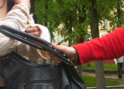 Женщина стала жертвой грабителя в своем дворе в Дурлештах