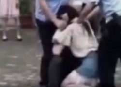 Жестокий «прощальный поцелуй» брошенной парнем девушки попал на видео