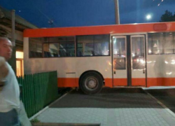 Суровые бельцкие водители: автобус въехал в жилой дом