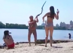 «Проститутки»: девушек на киевском пляже избила палкой разъяренная женщина