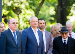 Додон, Воронин и посол России возложили цветы к памятнику Пушкина