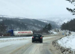 Под Кишинёвом опасно перевернулся бензовоз, существует вероятность сильного взрыва 