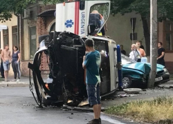 Машина скорой помощи перевернулась в центре Кишинева: три человека пострадали