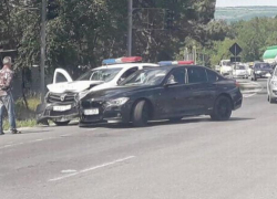 На Балканском шоссе BMW врезался в машину полиции, оба авто серьёзно повреждены