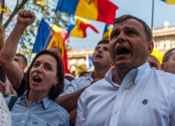 Отдай мне свою дочь на ночь, а я обещаю через три дня на ней жениться! Как вам предложение?- Цырдя