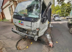 В столице грузовик с молочной продукцией врезался в столб