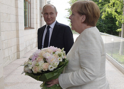 «Скрытый смысл»: немцы посчитали оскорблением Меркель букет роз от Путина