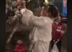 «Иди женщину свою снимай», - ломающая деревья жительница Кишинева "послала" шоумена