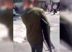 Житель столицы напал на соседа и ограбил его 