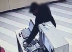 Дерзкая кража Iphone 7 из офиса попала на видео: преступник задержан