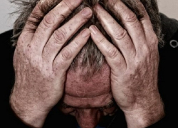 Окровавленный мужчина оказался на улице после жестокой драки на Рышкановке