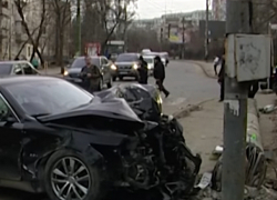 Водитель иномарки, сбившей столб на Телецентре, сбежал с места аварии