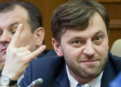 Алайбу уличили в том, что в 2009-м году он незаконно устроился в Госканцелярию