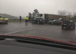 Тройная авария под Фундул Галбеней - столкнулись многотонный грузовик и две японские иномарки