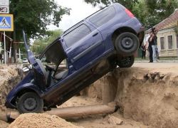 Таксист-матерщинник рухнул в траншею с газопроводом в Тирасполе