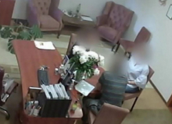 Позорище! Примар Трушен пытался лишить одинокую пенсионерку квартиры, дома и земель