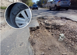 На Телецентре водитель пробил колесо, попав в яму на дороге