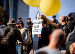 Майя Санду улетела на глазах у десятков тысяч людей, требующих ее отставки