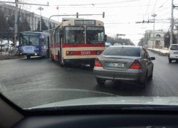 Поломанный троллейбус спровоцировал километровые пробки в центре Кишинева 