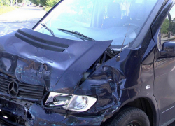 Протаранивший ограждение автомобиль чудом не искалечил первоклашек в Тирасполе