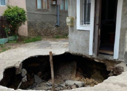 В центре столицы образовался огромный кратер прямо перед входом в жилой дом