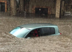 Улицы Узинелор и Мунчешть затопило, машины плавают по ним как гондолы
