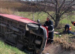 На трассе в Хынчешты столкнулись румынский тягач и микроавтобус из Леова, оказавшийся в кювете