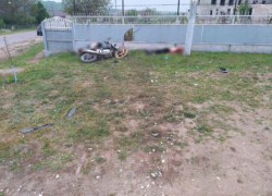 Двое мужчин погибли в Чимишлийском районе, врезавшись в забор на мотоцикле
