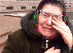 Мать 11 детей грозит поджечь себя на центральной площади Кишинева 