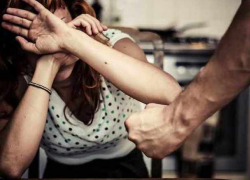 40-летнюю женщину жестоко избил и изрезал ножом в Слободзее ее муж-рецидивист