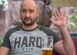 Украинские силовики всех обманули: Аркадий Бабченко "воскрес" и извинился перед женой