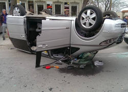 На улице Бернардацци в результате аварии перевернулся автомобиль