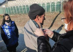 Дочь мужчины, вакцинированного посреди улицы, хочет задать врачу ряд вопросов