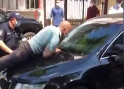 Владимир Чеботарь из Pro Moldova насмотрелся боевиков и теперь прыгает на чужие машины