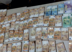 Мужчину с чемоданом денег с 550 000 евро поместили под домашний арест