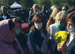 По-иному это означает "закрой рот": Санду велела надеть маску в ответ на скользкий вопрос