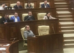 Депутат PAS уснула прямо во время заседания парламента