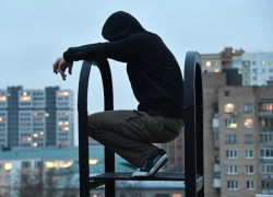 Парень из Кишинева попытался наложить на себя руки и спрыгнуть с 9 этажа