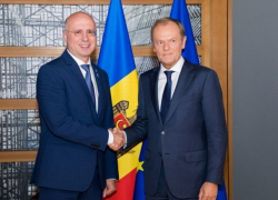 "Время тёплых рукопожатий и клятв в вечной любви" - Филип встретился в Брюсселе с Туском