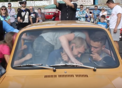 Рекорд вместимости "Запорожца" сняли на видео: в "горбатое" авто затолкали 17 человек