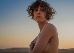 Обнаженную фотосессию для мужа в пустыне устроила лучшая российская актриса 2018 года