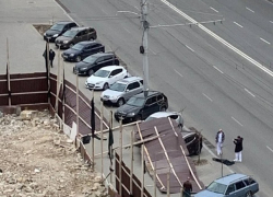 В Кишиневе часть забора снесло ветром и откинуло на припаркованные машины