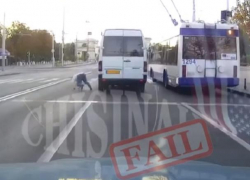 В центре столицы мужчина попытался взять на абордаж двигавшийся микроавтобус, но потерпел неудачу